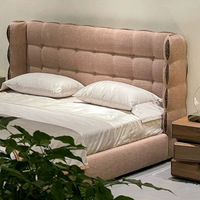 Lit bas en tissu de style italien minimaliste, modèle tendance pour chambre principale, lit double avec tête de lit en forme de biscuit de style princesse