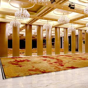 Muro divisorio mobile motorizzato automatico di rivestimento in legno naturale impiallacciatura di legno a 5 stelle della sala conferenze dell'hotel - Product Image 4