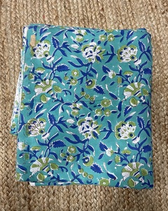 Tissu en coton imprimé à la main à motifs floraux pour la confection de robes, sacs, housses de rideaux, vêtements pour garçons - Matériau artisanal indien léger - Product Image 4