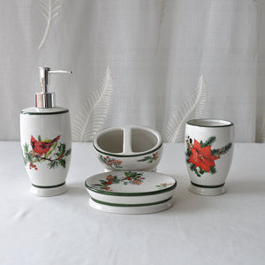 Collection Noël Oiseaux et Fleurs : Ensemble de 4 accessoires de salle de bain en céramique minimaliste et élégant, motif <span class=keywords><strong>Cardinal</strong></span> et floral - Product Image 2