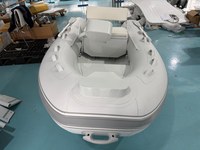 Bateau pneumatique UT320 White Achilles Hypalon 320 cm à coque en aluminium avec console et marchepied avant