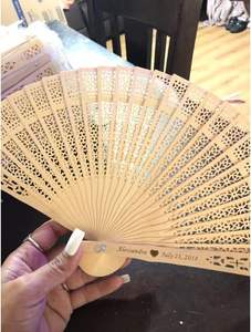 Gravierte Personalisierte Handfächer aus Holz für Hochzeiten mit Namen - Product Image 6