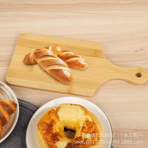 Planche à découper en bambou avec poignée pour servir le pain, le fromage et les charcuteries - Product Image 1
