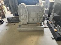 Monument funéraire vertical en granit gris clair avec inscription espagnole personnalisée et vase à fleurs, prix usine pierre naturelle
