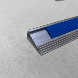 Profilé de nez de marche moderne en aluminium lumineux, résistant à l'eau, antidérapant, pour la sécurité des escaliers intérieurs/extérieurs, garniture de carrelage en forme de nez de taureau - Product Image 2