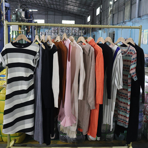 Abiti Firmati di Lusso Usati e Abbigliamento Autunno Inverno da Donna in Balle di Seconda Mano dal Regno Unito - Product Image 3