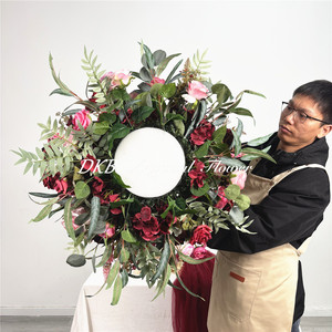Modernas bolas de flores artificiales de 60 cm en color rojo burdeos para decoración de mesas en bodas y cumpleaños. - Product Image 6