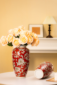 Vase en céramique rouge festif à motifs floraux pour la décoration de table de réception de mariage - Product Image 3