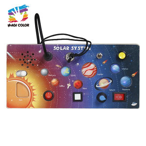 Tablero ocupado de madera del Sistema Solar-Juguete de actividad sensorial con temática espacial con interruptores de planetas y elementos interactivos para niños W12D636 - Product Image 1