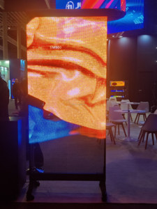 Écran LED P1.8 KT Rack pour affiches, contrôle sans fil par application, publication de contenu, avec roues universelles, ultra-mince, facilement déplaçable - Product Image 5