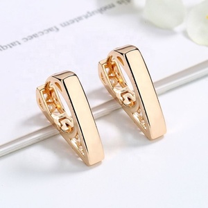 Boucles d'oreilles créoles géométriques creuses plaquées or pour femme, minimalistes, en métal poli et lisse, bijoux à clip - Product Image 4
