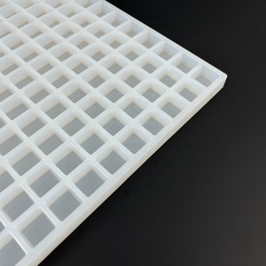Machine manuelle de dépose de chocolat pour cupcakes, utilisant des moules carrés de 2,5 ml à 266 cavités en silicone platine souple pour bonbons gélifiés et feuilles de gomme. - Product Image 2