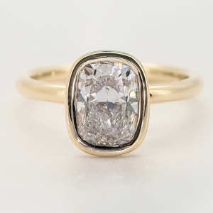 Cincin Kawin Berlian Buatan Laboratorium Bersertifikat IGI <span class=keywords><strong>Solitaire</strong></span> Bezel VVS D Emas Murni Minimalis Cincin Tunangan Berlian Sintetis - Product Image 1
