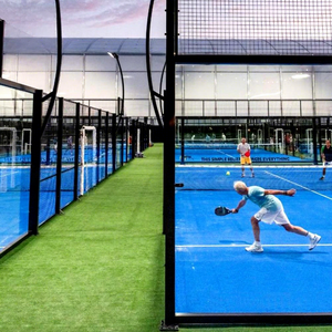 Terrain de padel panoramique idéal pour les champions, construction en acier, finition peinture poudrée, sans poteaux intérieurs - Product Image 1