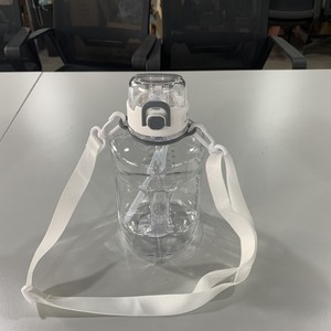 ขวดน้ำพลาสติกฝาปิดแบบกด 2 ลิตร สำหรับเดินป่า ตั้งแคมป์ ผู้ใหญ่ ปลอดสาร BPA ดีไซน์ทันสมัย - Product Image 3