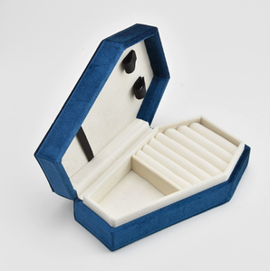 Caja de Joyería de Terciopelo con Forma de Ataúd Gótico, Bordada con Logotipo Personalizado, Forma Irregular, Portátil, para Viajes, Anillos, Pendientes, Caja de Regalo Espeluznante para Organizar - Product Image 1