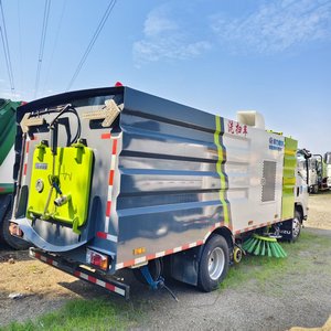 Balayeuse routière ISUZU, avec un réservoir d'eau de 5 mètres cubes et un bac à déchets de 5 mètres cubes, conforme aux normes d'émission Euro VI. - Product Image 4