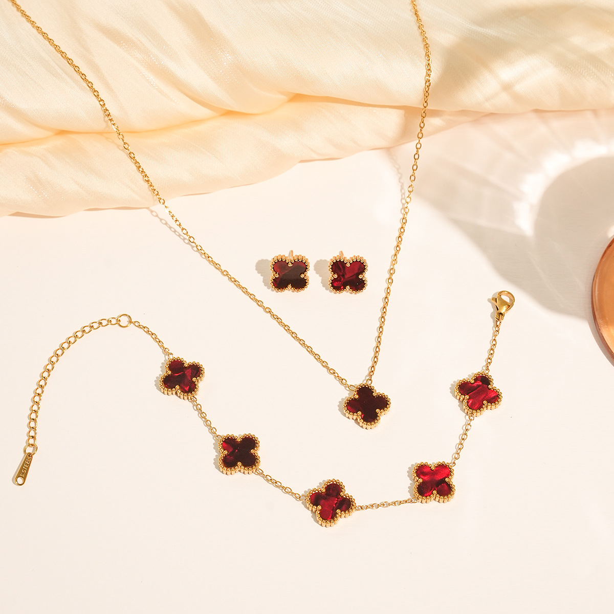 ensemble trois pièces rouge dégradé coloré de 13 mm