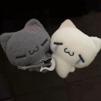 Niedlicher Kopfhörer-Tragender Weißer Katzen-Plüschanhänger Cartoon Weinende Katze Puppe Schlüsselanhänger mit PP-Baumwollfüllung Unisex Kleidungs-Accessoire