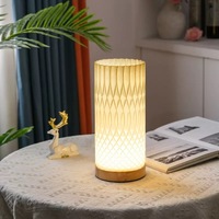 Style nordique forme Unique lampe de chevet Base en bois USB Plug-in Dimmable table de chevet lampe créative 3D imprimé à volants LED lampe de Table