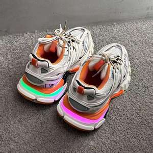Chaussures de course décontractées rétro 2026 pour hommes et femmes, avec lumières LED intégrées, respirantes, style classique et tendance, modèle Track 3.0 - Product Image 1