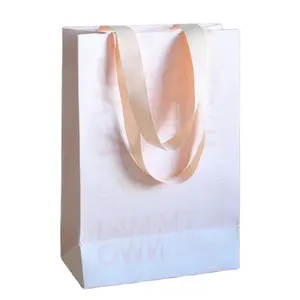 थोक पेपर पैकेजिंग बैग, अनुकूलित पेपर पैकेजिंग उपहार आभूषण कपड़े लोगो हैंडल शॉपिंग पेपर बैग के साथ