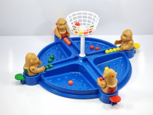 MONKEY BASKET  Un juego para 2-4 jugadores. El objetivo es poner todas las pelotas en el canasto. - Product Image 2