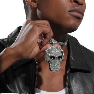 Collar de cadena cubana de Hip Hop con colgante de calavera con auriculares, de circonita extragrande, con incrustaciones de diamantes completas, estilo Hip Hop, y colgante grande de perlas con incrustaciones de diamantes completas. - Product Image 1