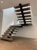 Escalier intérieur moderne sur mesure CBMMART en métal, verre, fer et aluminium avec monopoutre en U