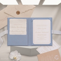 Cartes d'invitation de mariage luxueuses, chics et romantiques en lin gris clair avec pochette en lin ivoire et couverture rigide