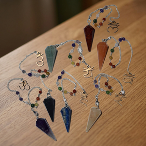Grossiste Ensemble de Pendules Sanskrit à Facettes Chakra Style Feng Shui Pendules de Guérison en Cristal d'Agate Sculpté en Vente - Product Image 2