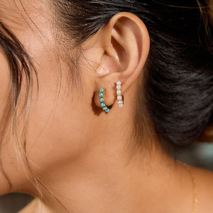 Pendientes Huggie con baño de oro de 18 quilates, perlas y turquesas para mujer, conjunto de joyería para uso diario con engaste de bisel. - Product Image 3