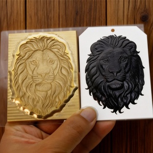 Logotipo Exclusivo en Relieve y con Estampado en Bronce, Empaque de Lujo / Tarjeta de Presentación de Alta Gama, Placa Metálica de Alta Precisión con Estampado en Bronce - Product Image 6