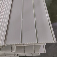 Carreaux de plafond en pvc blanc imprimés courants avec deux rainures et trois lignes argentées