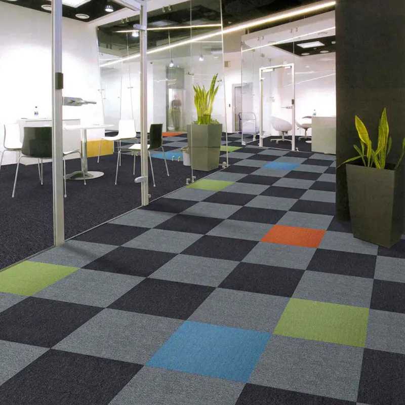 Venda quente preço de fábrica 50x50 piso comercial modular 100% PP carpete para escritório azulejos