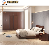 Braunes Schlafzimmer-Möbelset mit Plattformbett Nachttisch Kleiderschrank Schreibtisch Hocker und TV-Schrank für Hotel-Schlafzimmer-Möbelset