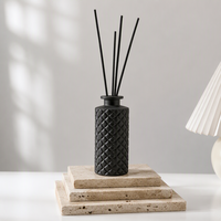 Bouteilles diffuseurs à roseaux en verre transparent gaufré multi-tailles en gros avec logo personnalisé sérigraphié et estampé à chaud pour la décoration intérieure