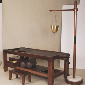 <span class=keywords><strong>Table</strong></span> <span class=keywords><strong>de</strong></span> <span class=keywords><strong>massage</strong></span> en bois pour thérapie ayurvédique à l'huile, au design minimaliste moderne, pour le corps entier et le <span class=keywords><strong>massage</strong></span> indien au chevet. - Product Image 1