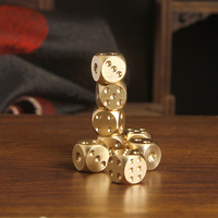 Dés en métal hexagonaux personnalisables en gros, perles dorées gravées, durables, à 6 faces, pour jeux de société et de jeu de Noël