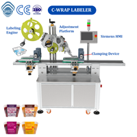 Machine d'étiquetage électrique SKILT C-Wrap pour barquettes de repas prêts à consommer avec étiquetage supérieur et latéral, PLC et entraînement motorisé