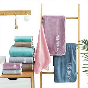 Serviette en microfibre personnalisée avec logo, style jeune, séchage rapide, douce et absorbante, ensemble cadeau pour la maison avec broderie - Product Image 1