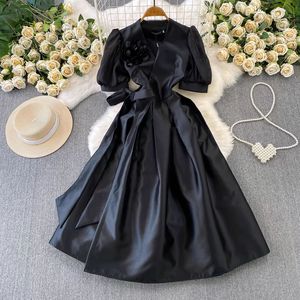 Robe plissée élégante transfrontalière à col en V et manches bouffantes avec décoration florale en 3D, taille ajustée amincissante pour femme - Product Image 4