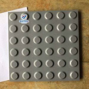 Baldosas de Cerámica y Porcelana Tac Tiles, Guía para Ciegos, Pavimento, Ladrillo para Exteriores, Textura de Tira Punteada, Color Gris, Gris Oscuro, Negro - Product Image 2