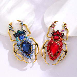 Broche en forme de coléoptère avec pierres facettées et bois de cerf en strass pour revers de manteau femme, 3,5x6,3mm, Bleu Rouge - Product Image 3