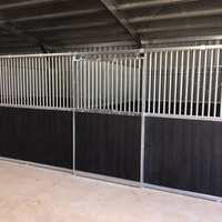 Box de stockage temporaire pour chevaux en acier galvanisé avec toit et portails grillagés pour clôtures de ferme