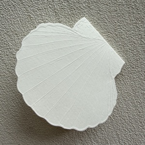 การ์ดเมนูงานแต่งงานรูปทรงเปลือกหอยแบบกำหนดเอง พิมพ์แบบ Letterpress บนกระดาษอาร์ตแบบนูน - Product Image 2