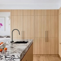 Comptoirs de cuisine en marbre de luxe sur mesure Senger, armoires de cuisine minimalistes avec tiroirs et crédence en marbre pour la décoration de villas