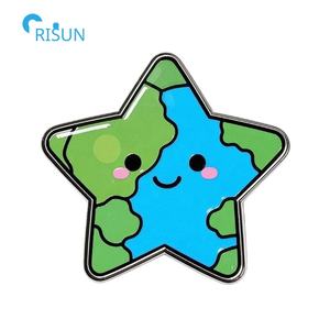 Globe émaillé personnalisé en usine protéger l'environnement de la terre planète terre épinglette insigne broche broche émail planète terre personnalisé - Product Image 2