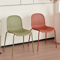 Chaise de salle à manger empilable pour intérieur et extérieur, dossier à lattes verticales, design coquille, pieds en aluminium thermolaqué, vente en gros