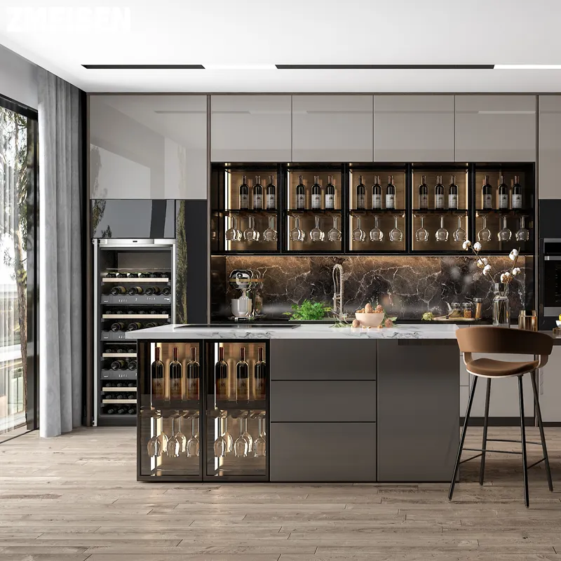 Ensemble de meubles de cuisine moderne gris clair et brillant, plan ouvert avec des armoires de style moderne de l'île